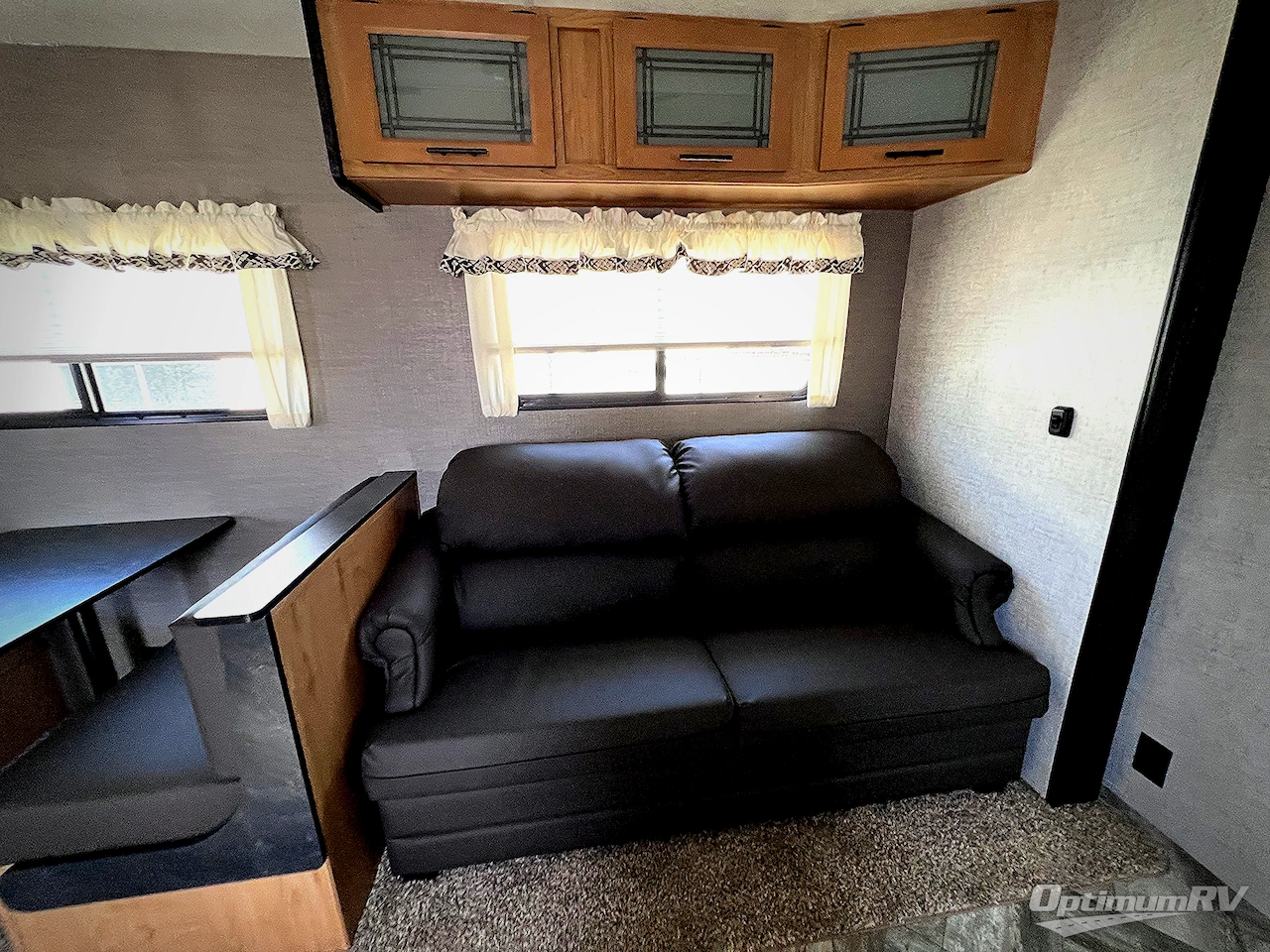 2025 HL Enterprise Hy-Line 38 Premier Photo 10
