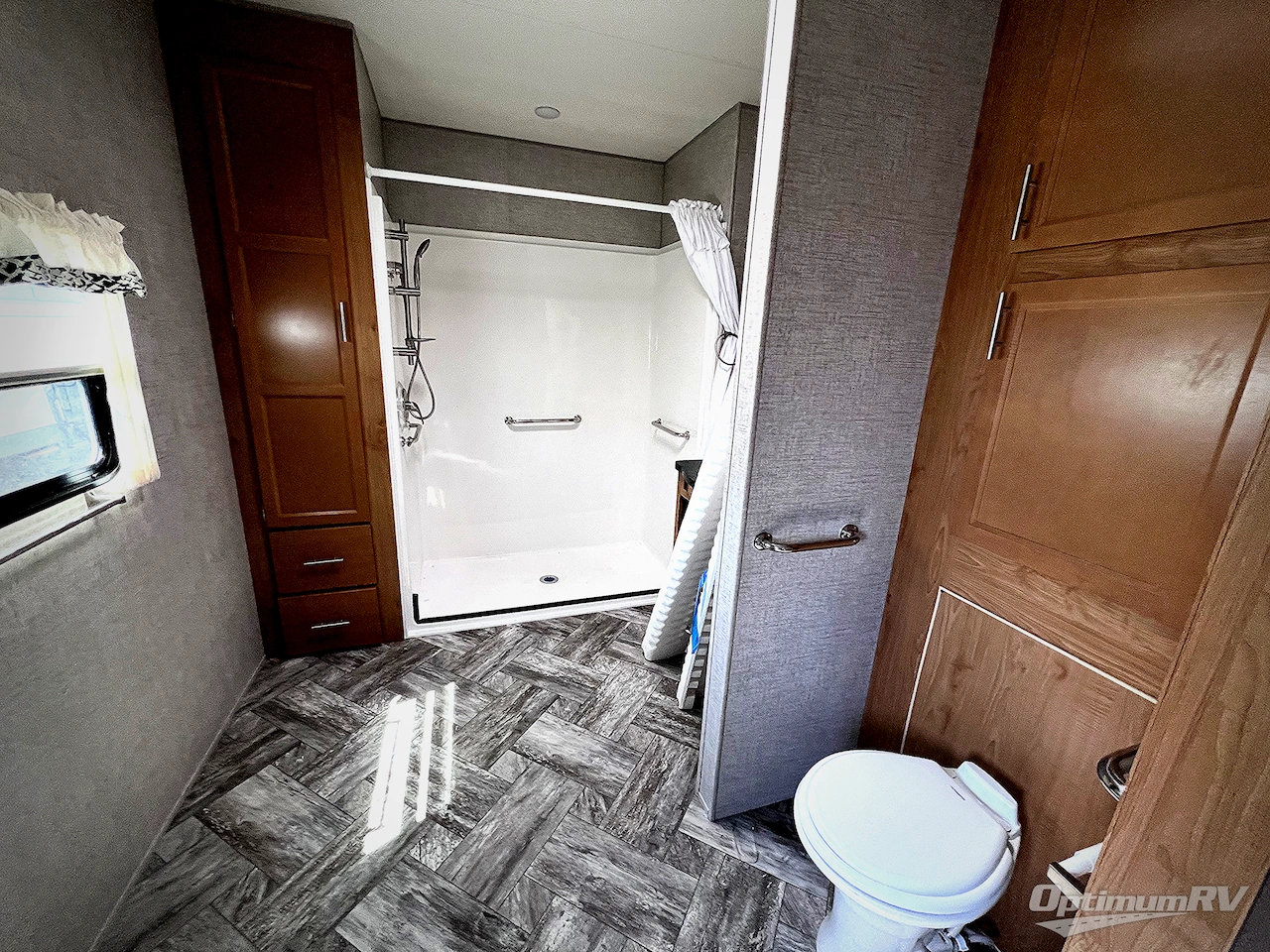 2025 HL Enterprise Hy-Line 38 Premier Photo 13