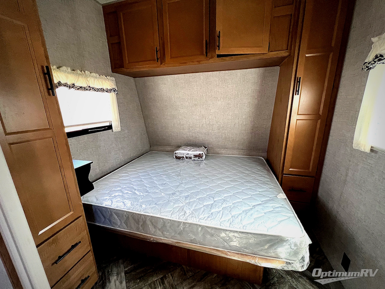 2025 HL Enterprise Hy-Line 38 Premier Photo 16