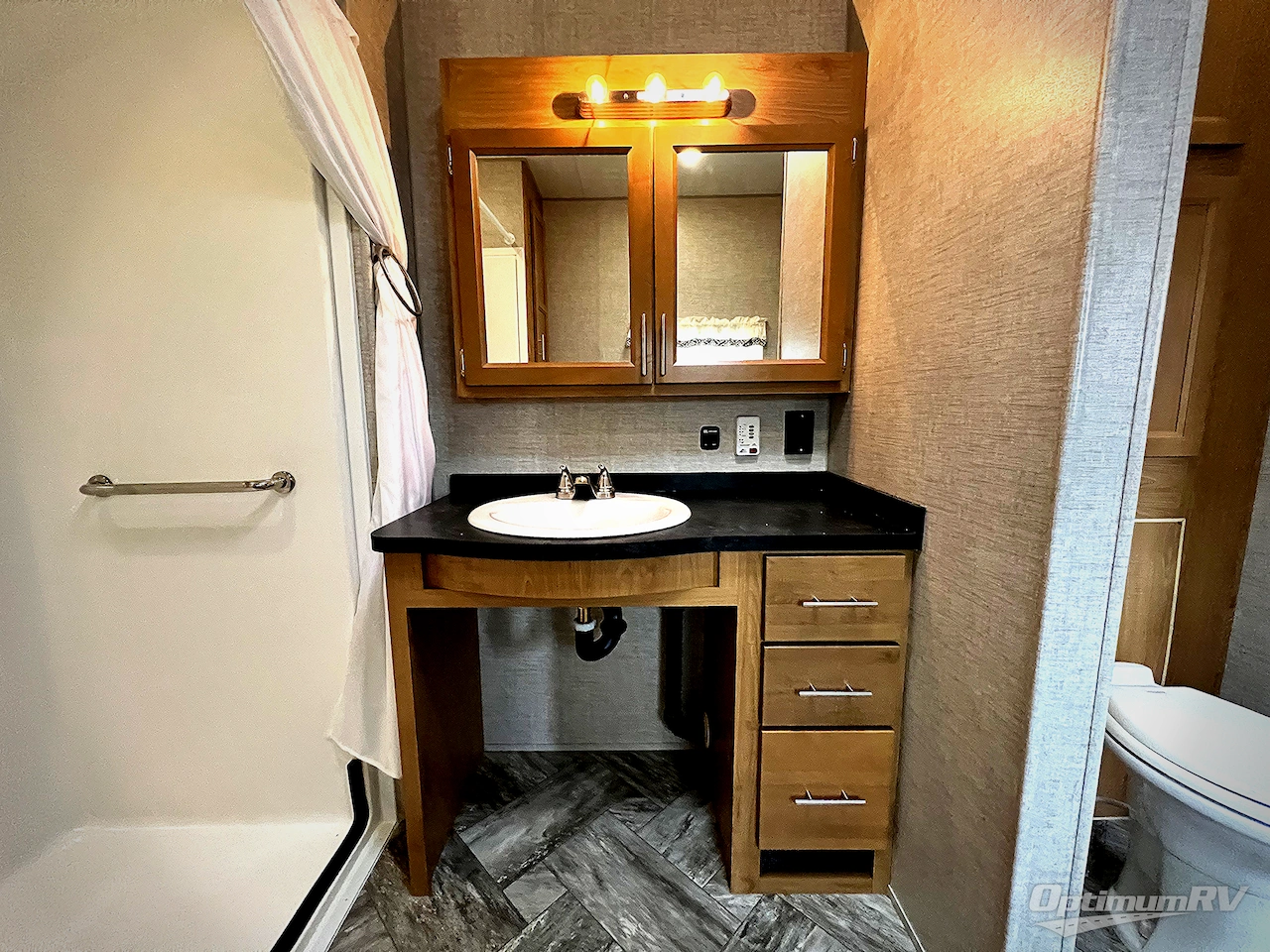 2025 HL Enterprise Hy-Line 38 Premier Photo 7