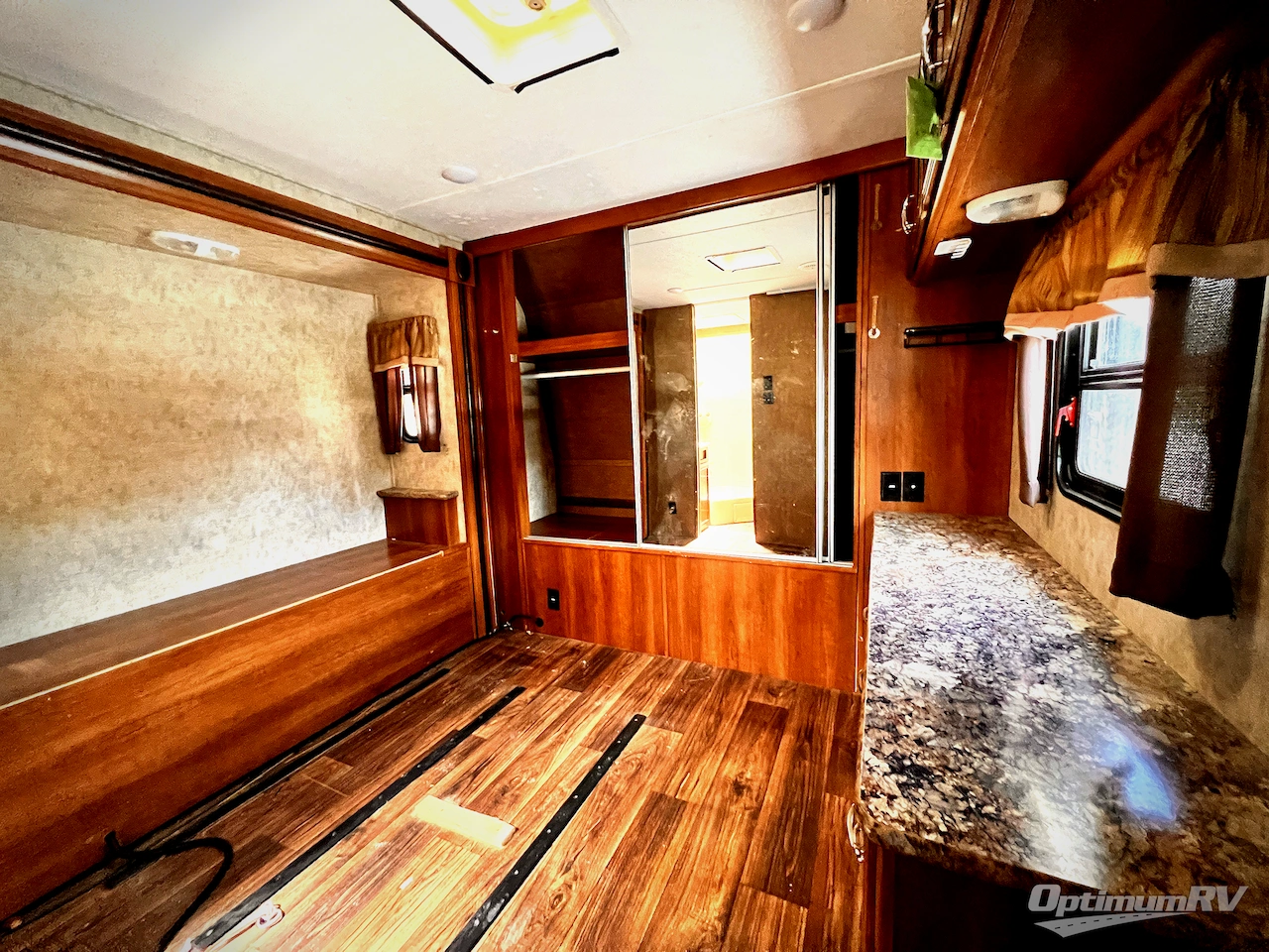 2015 Prime Time LaCrosse 330RST Photo 10