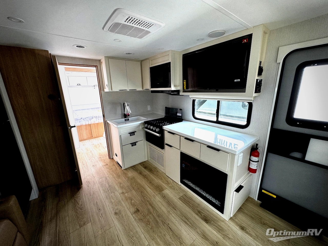 2026 Winnebago Thrive 25RLS Photo 8