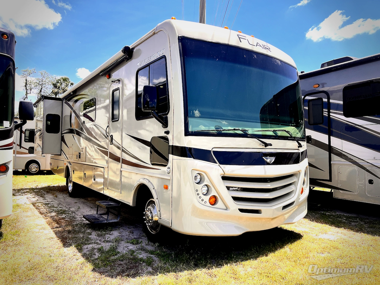 2017 Fleetwood Flair LXE 31W Photo 1