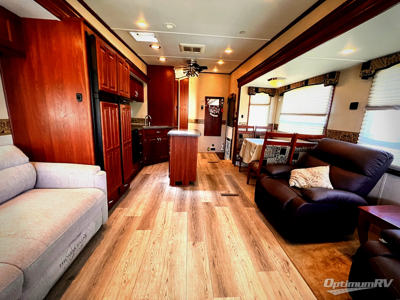 2009 Carriage Cameo 37RES Photo 5
