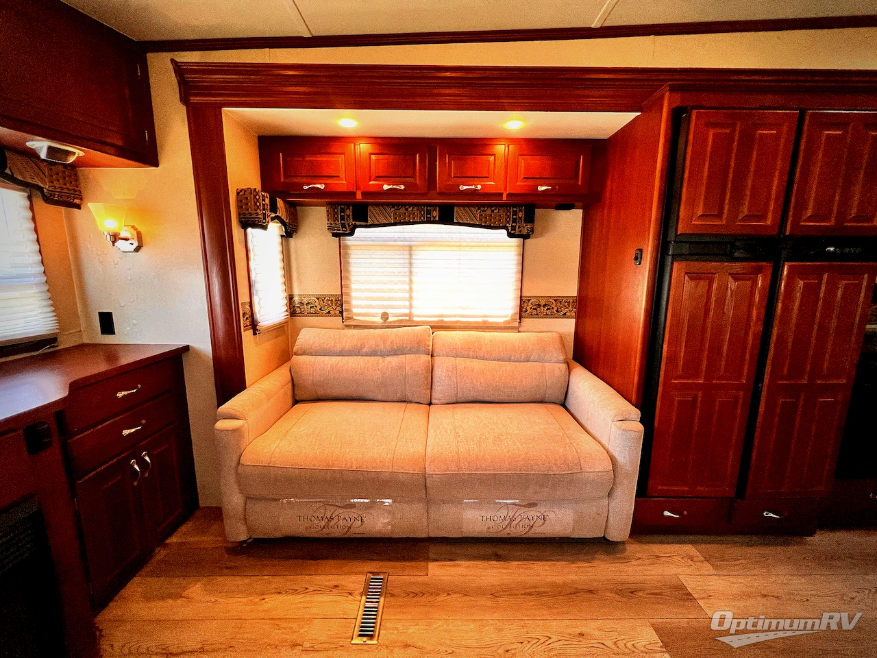 2009 Carriage Cameo 37RES Photo 8
