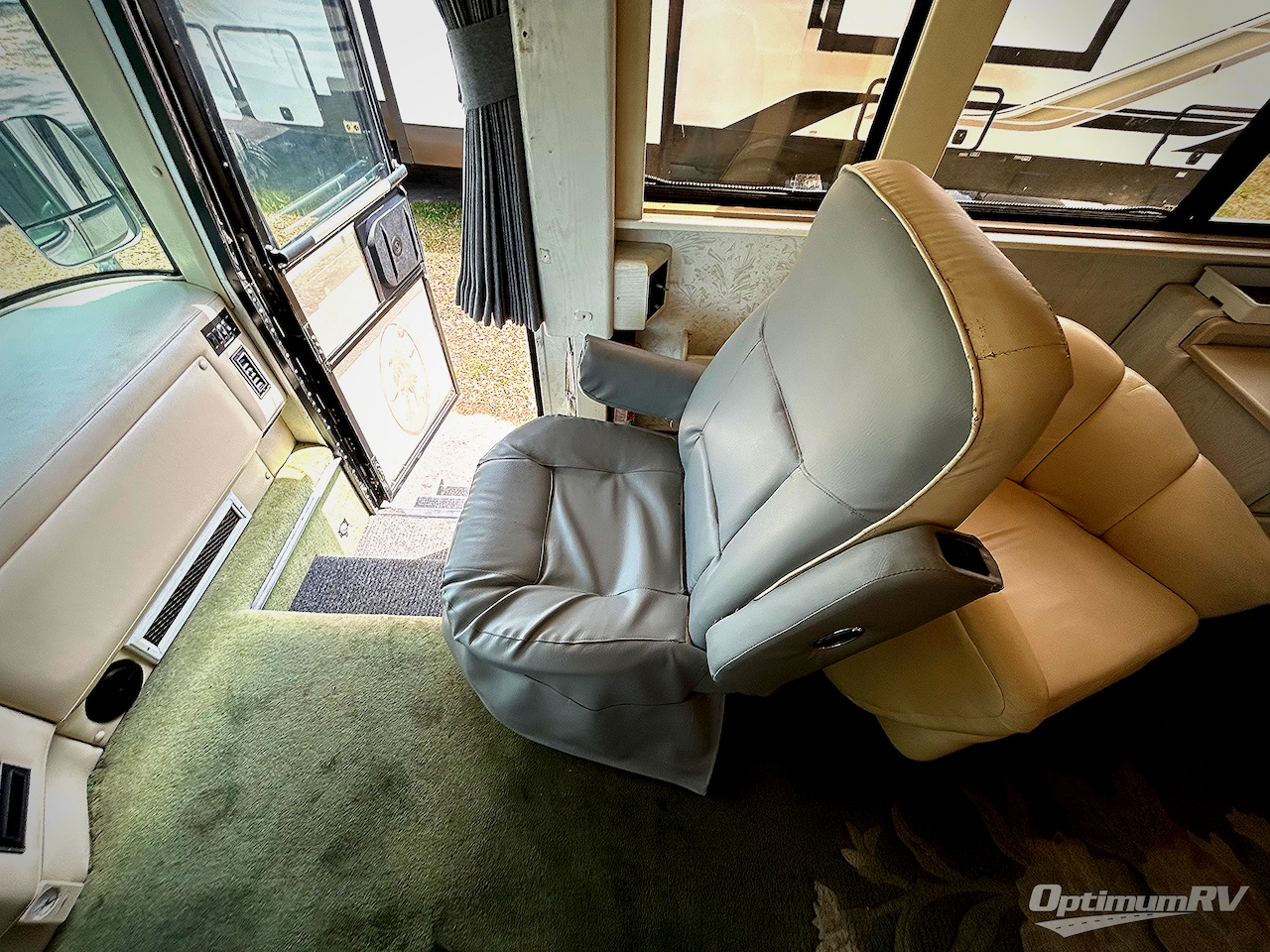 1999 Country Coach Affinity 40 Photo 9
