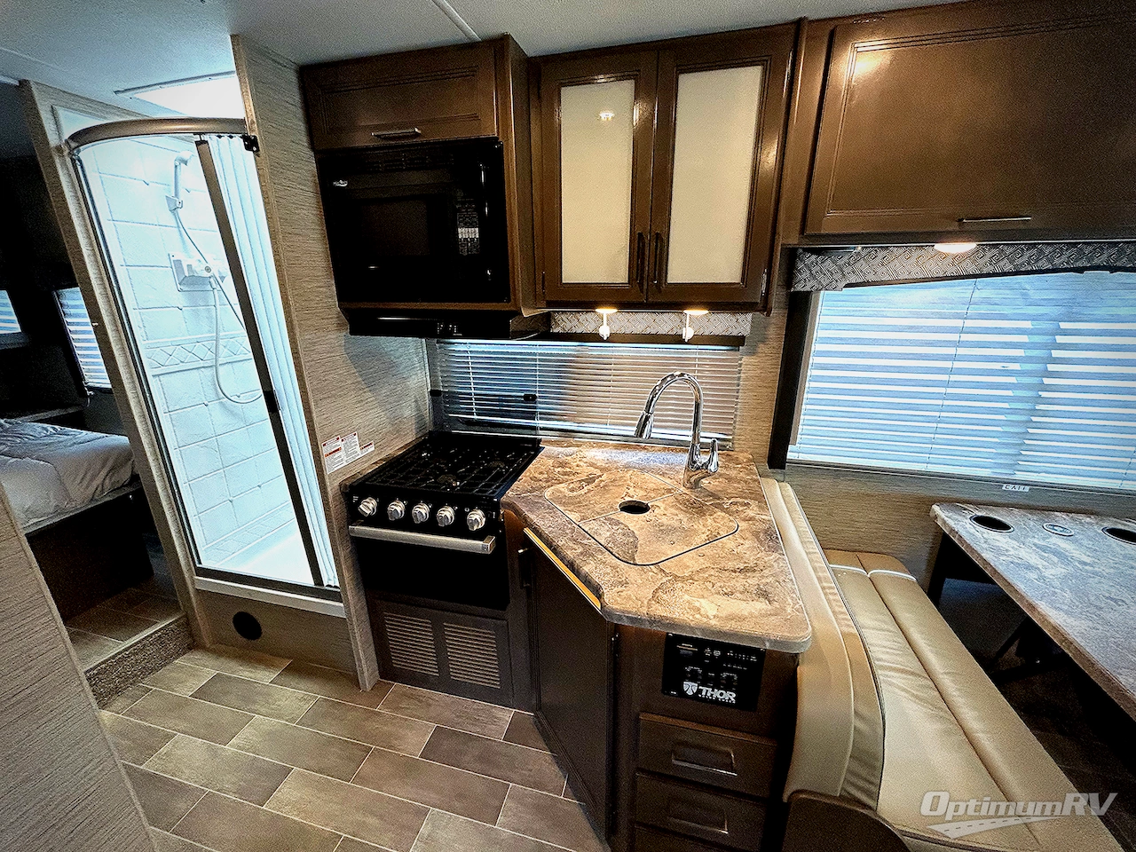 2022 Thor Chateau 28A Photo 9
