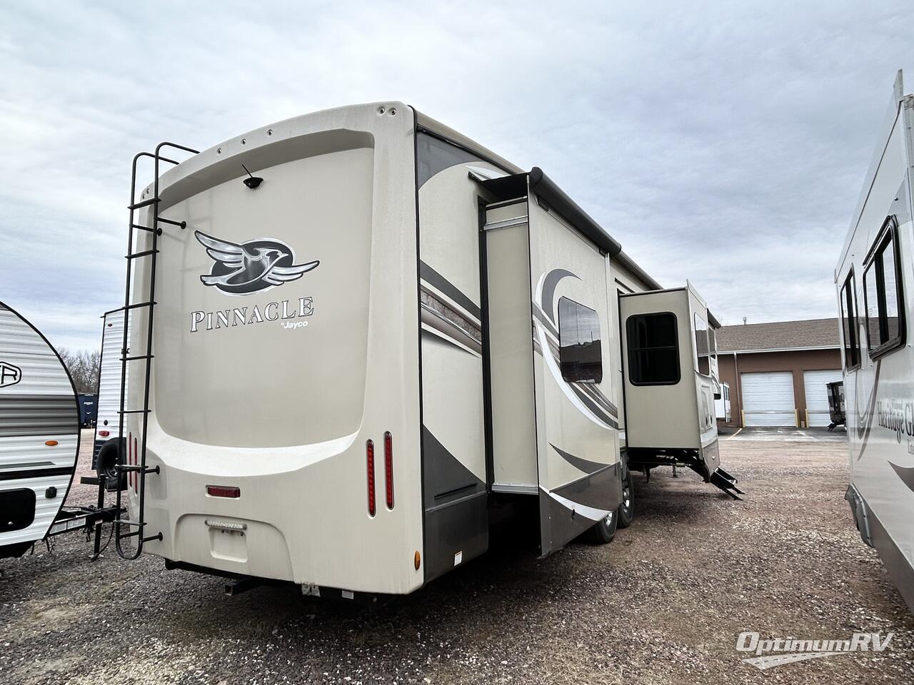 2019 Jayco Pinnacle 38FLWS Photo 2