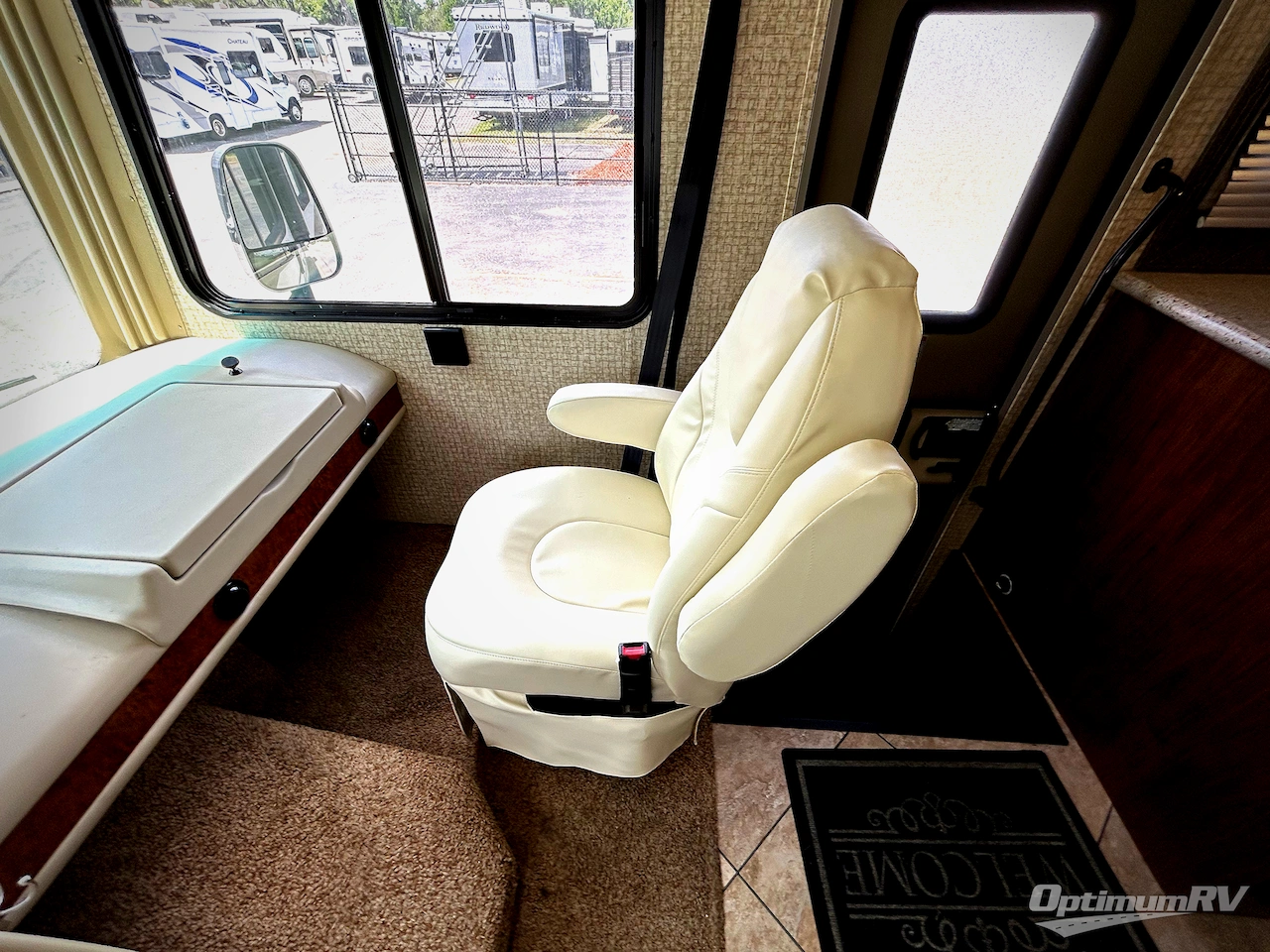 2015 Coachmen Mirada 35LS Photo 9