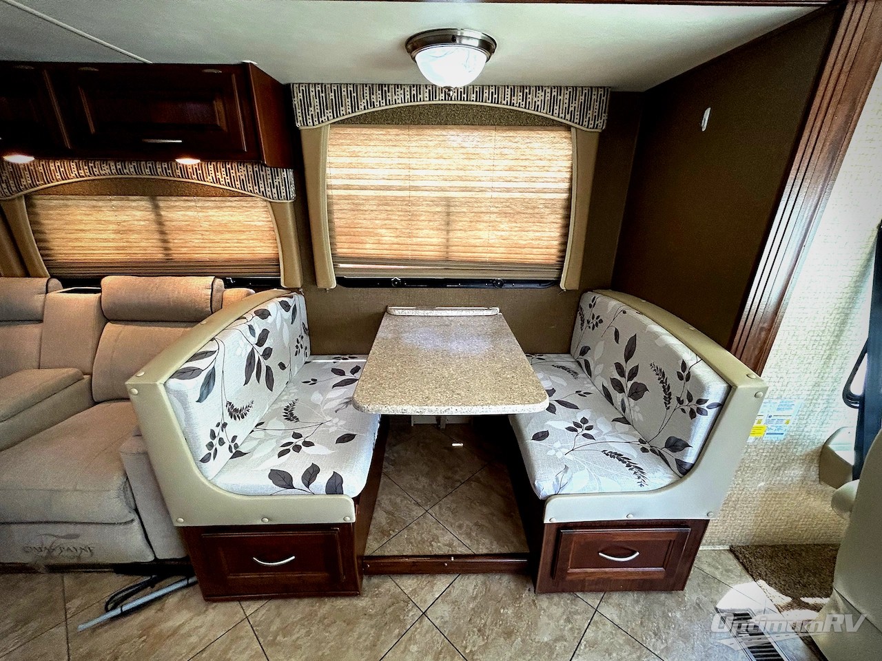 2015 Coachmen Mirada 35LS Photo 11