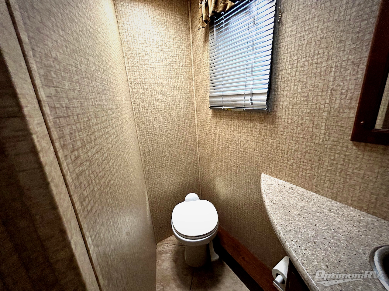 2015 Coachmen Mirada 35LS Photo 15