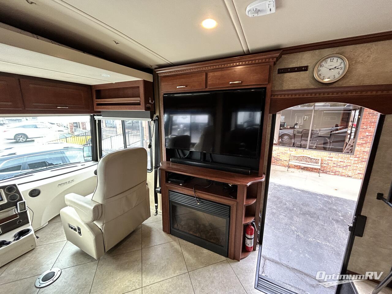 2015 Winnebago Forza 34T Photo 10