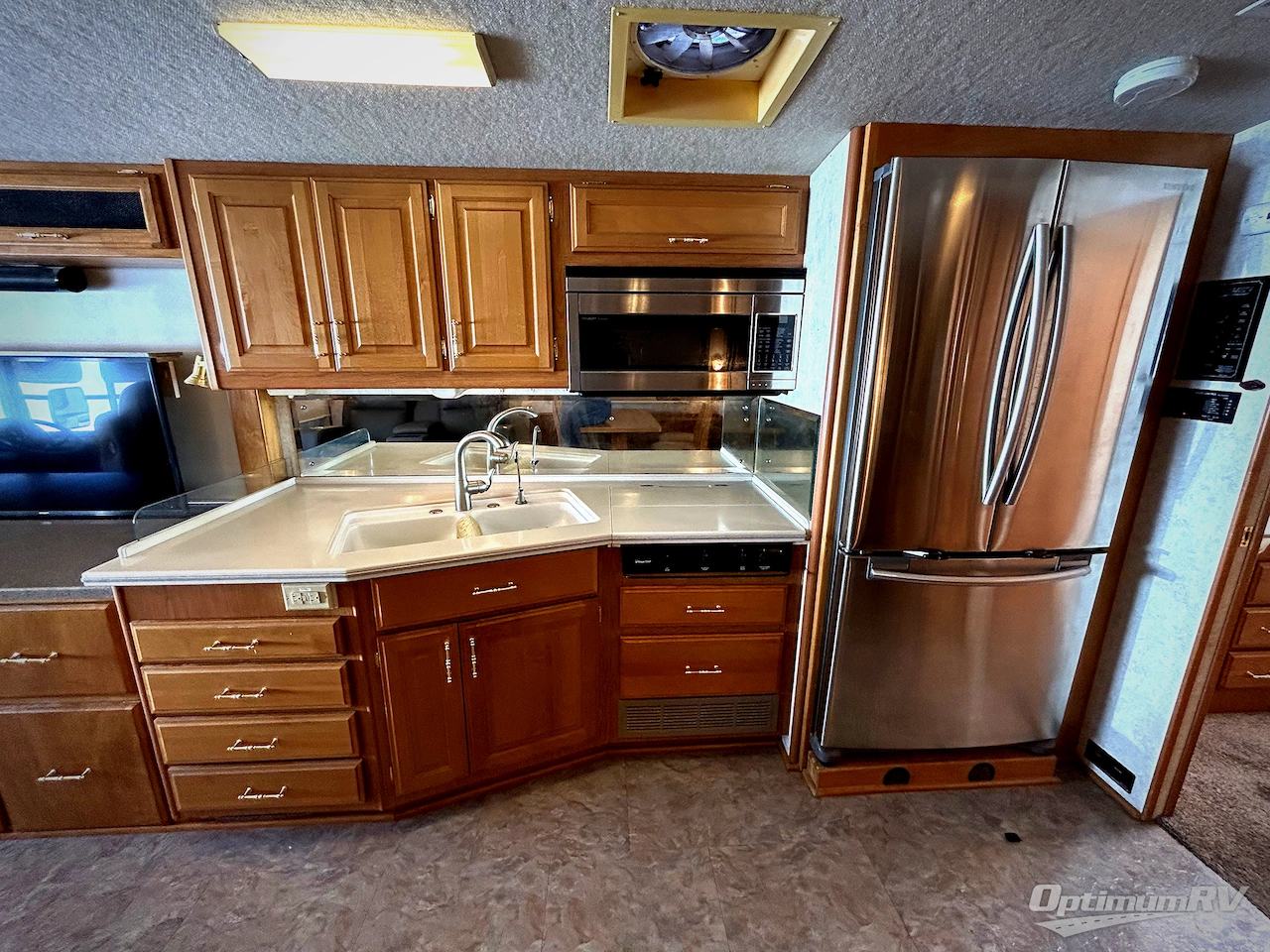 1999 Fleetwood Discovery 37V Photo 6