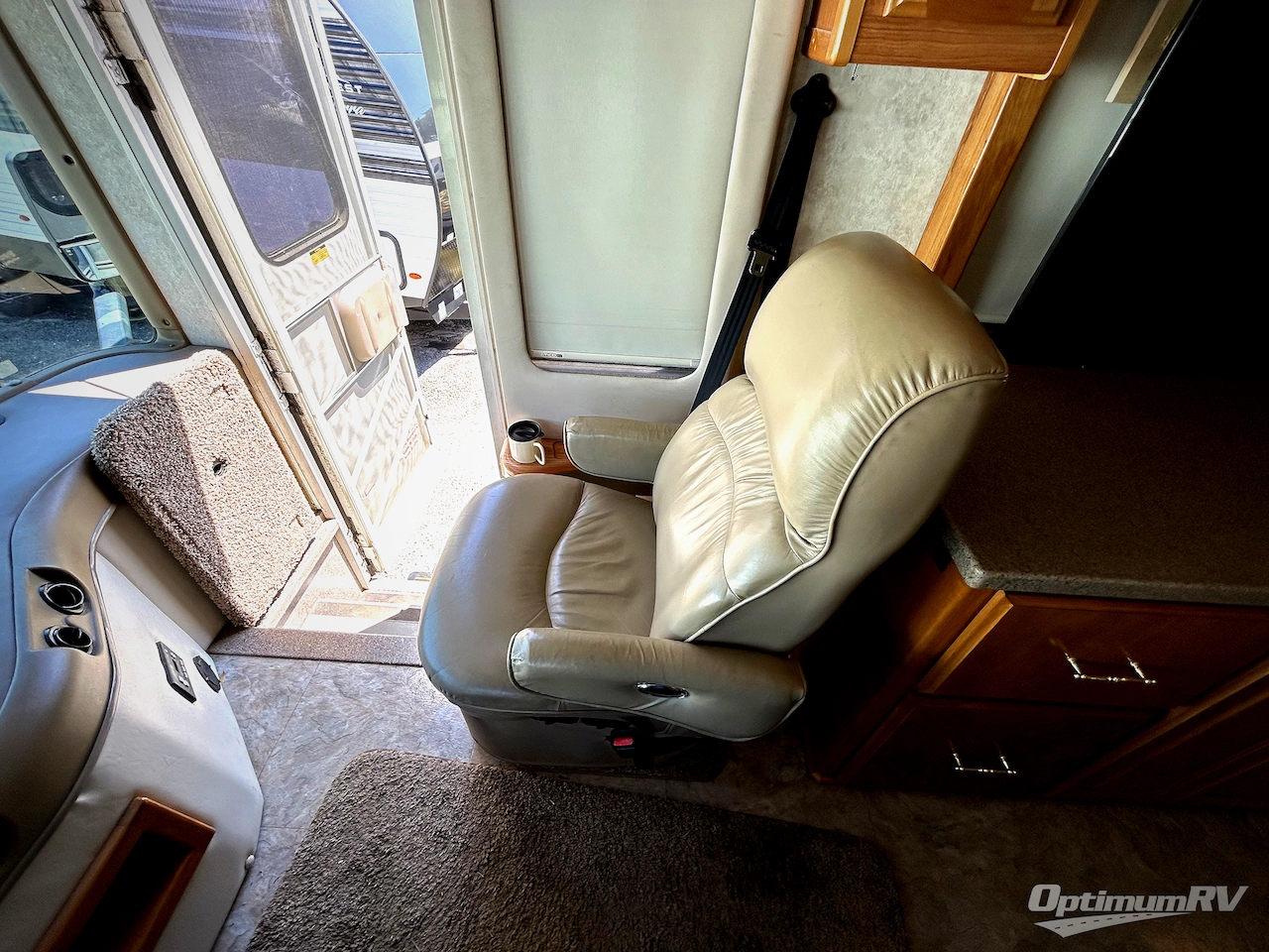 1999 Fleetwood Discovery 37V Photo 9