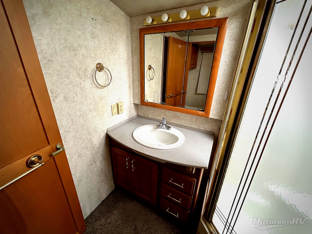 1999 Fleetwood Discovery 37V Photo 16