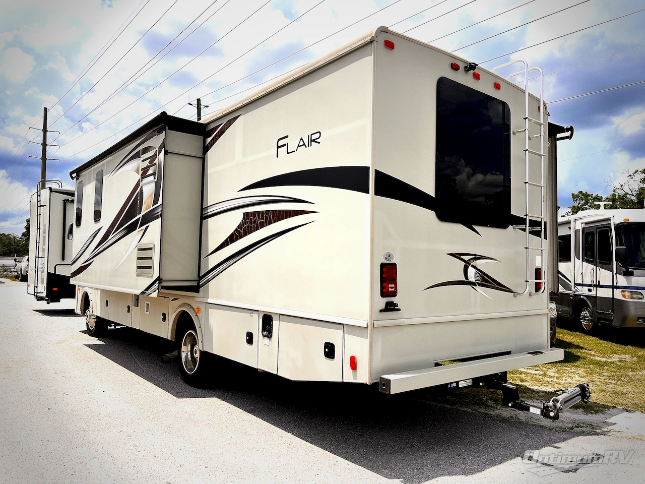 2017 Fleetwood Flair 30U Photo 2