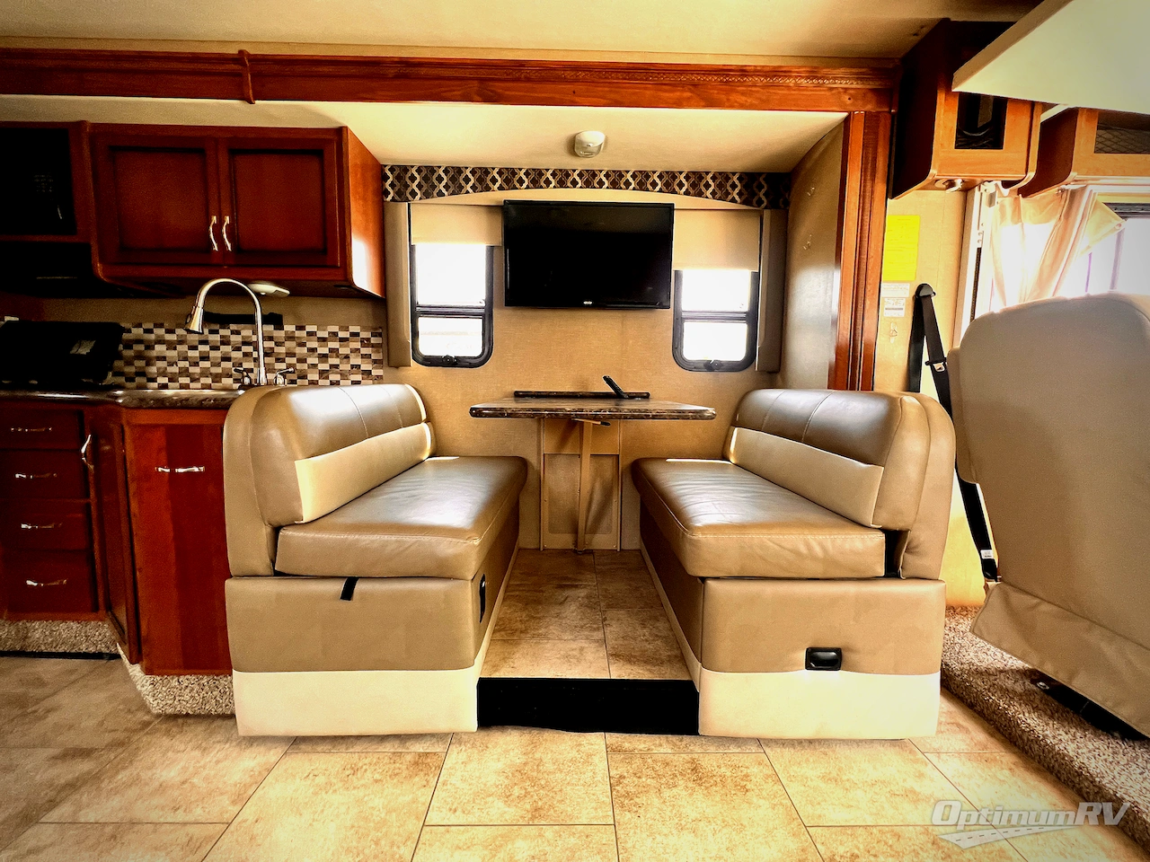 2017 Fleetwood Flair 30U Photo 9