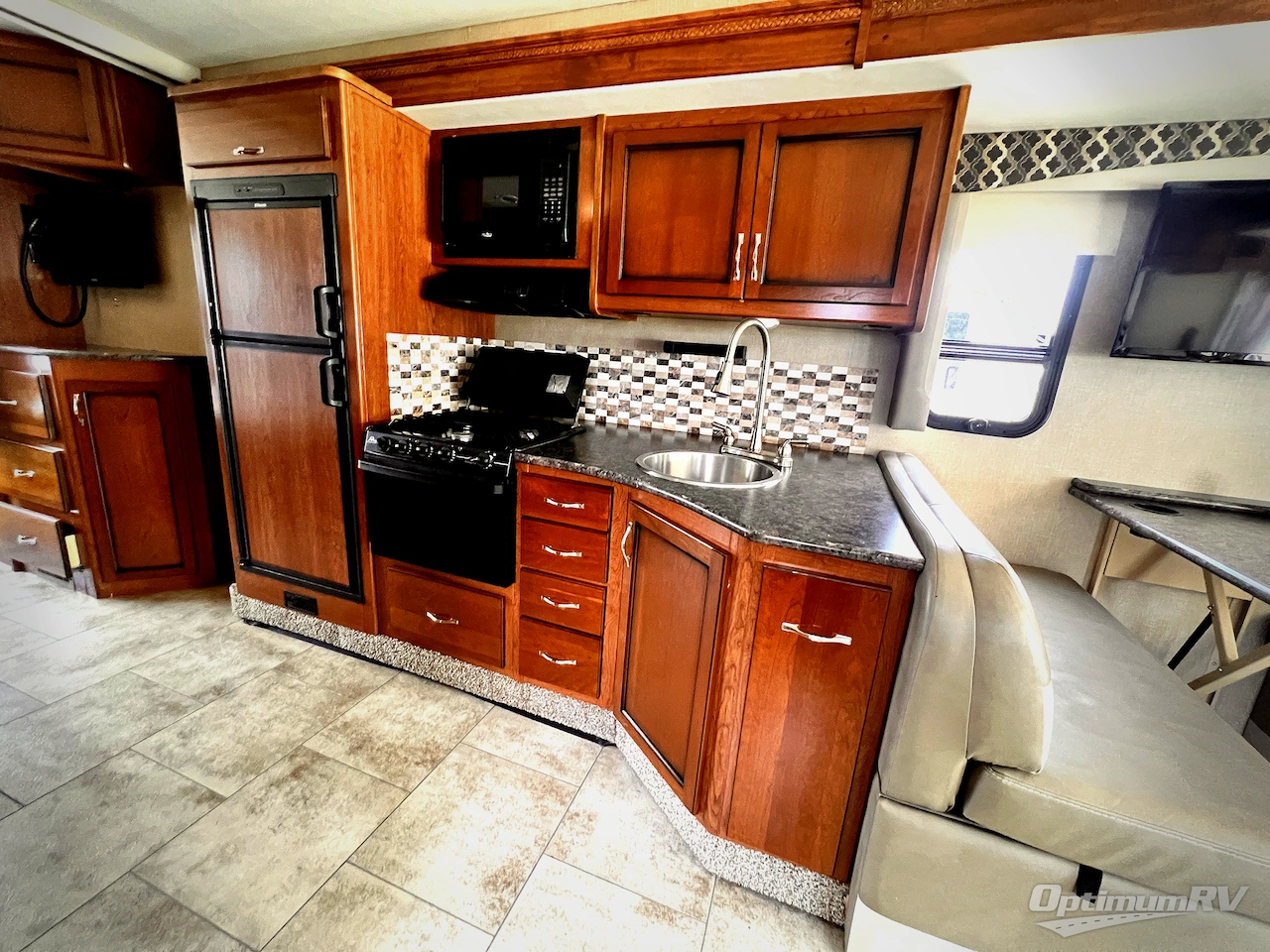2017 Fleetwood Flair 30U Photo 10