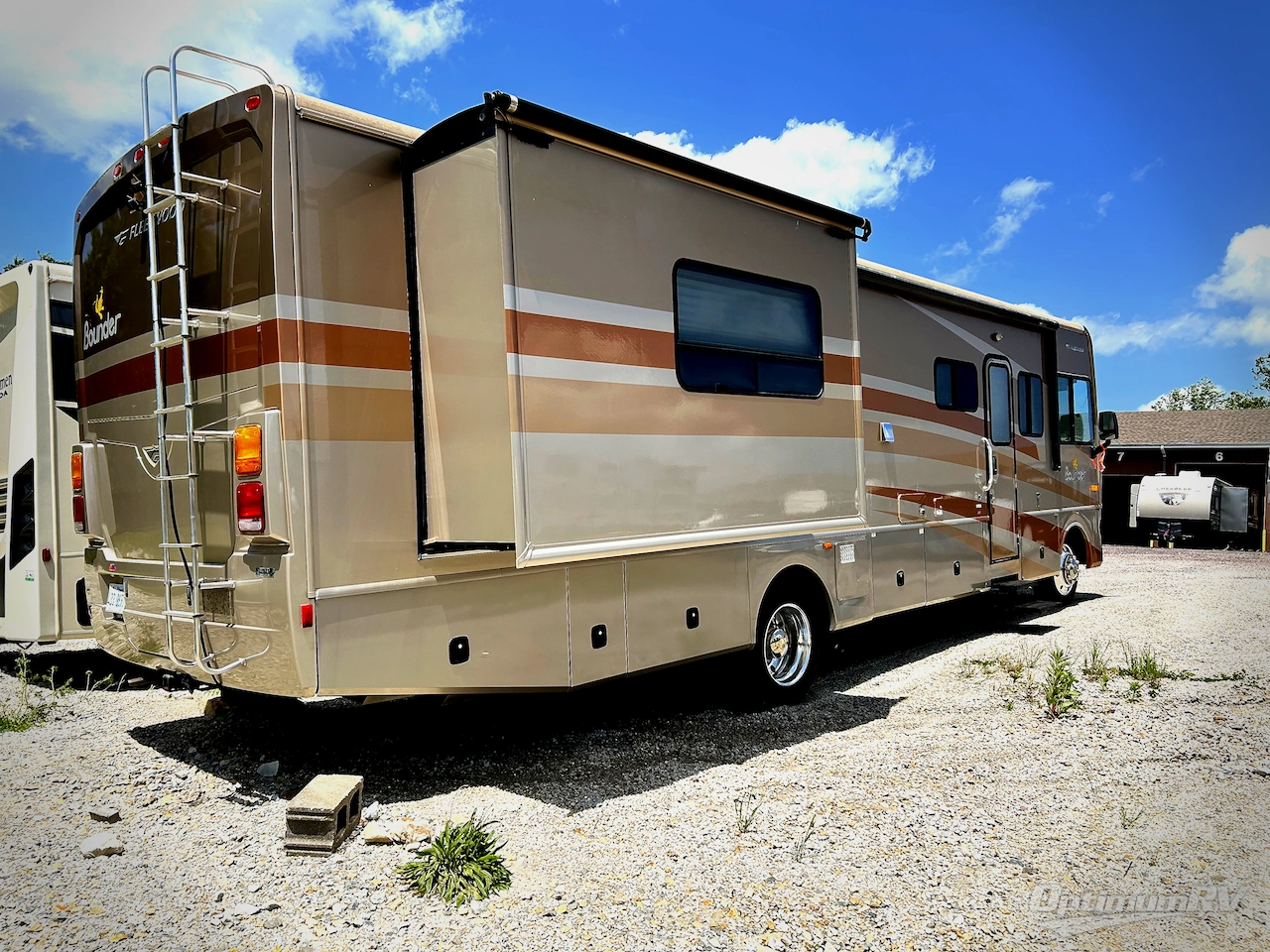 2007 Fleetwood Bounder 35E Photo 2