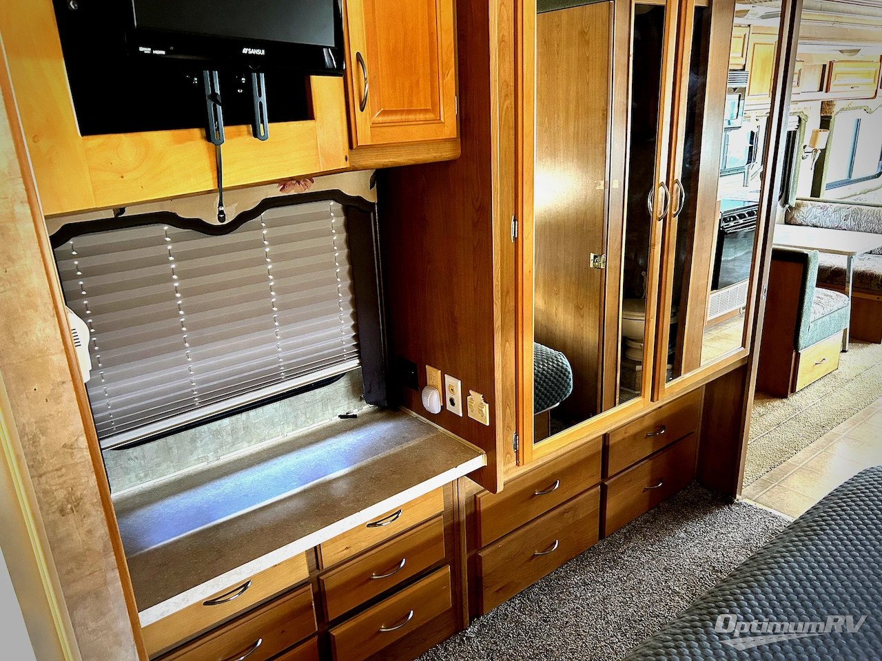 2007 Fleetwood Bounder 35E Photo 18