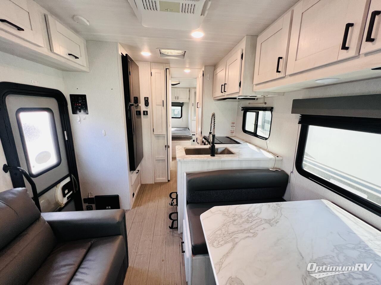 2021 Coachmen Freelander M-27 QB Photo 4