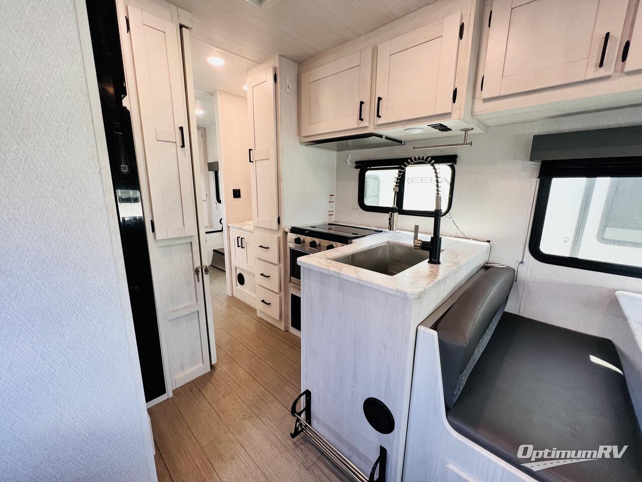 2021 Coachmen Freelander M-27 QB Photo 9