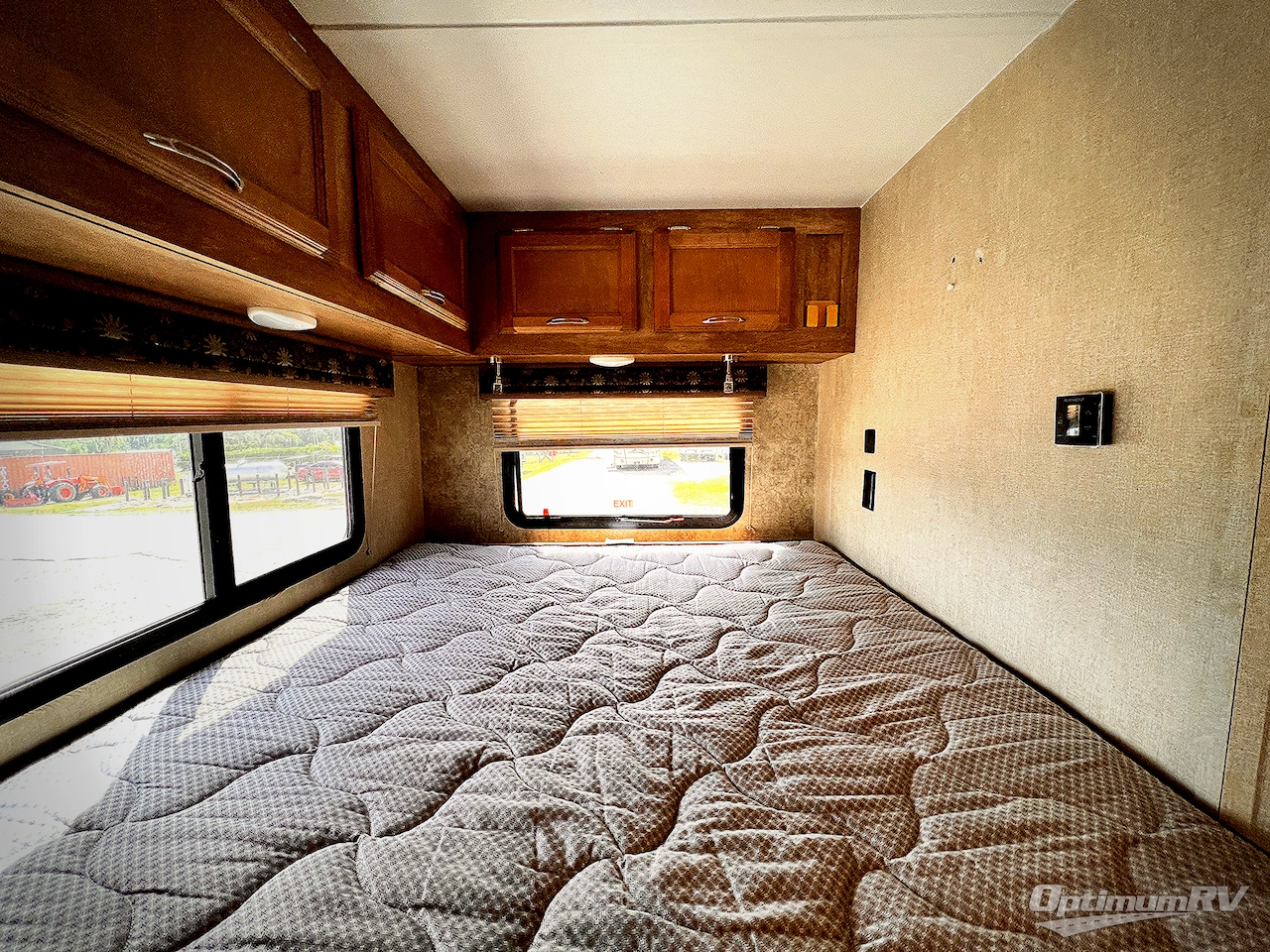 2017 Gulf Stream Conquest Class C 6237 Photo 15