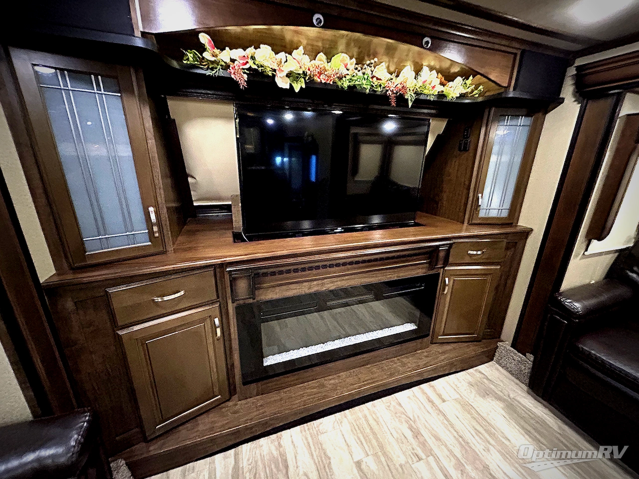 2019 Grand Design Solitude 380FL Photo 9