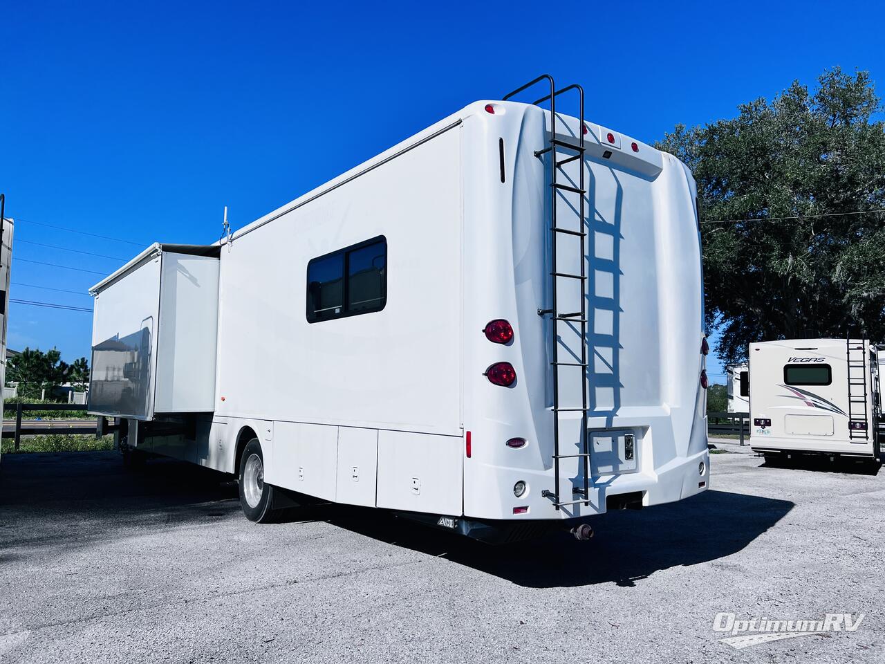 2013 Winnebago Adventurer 37F Photo 2