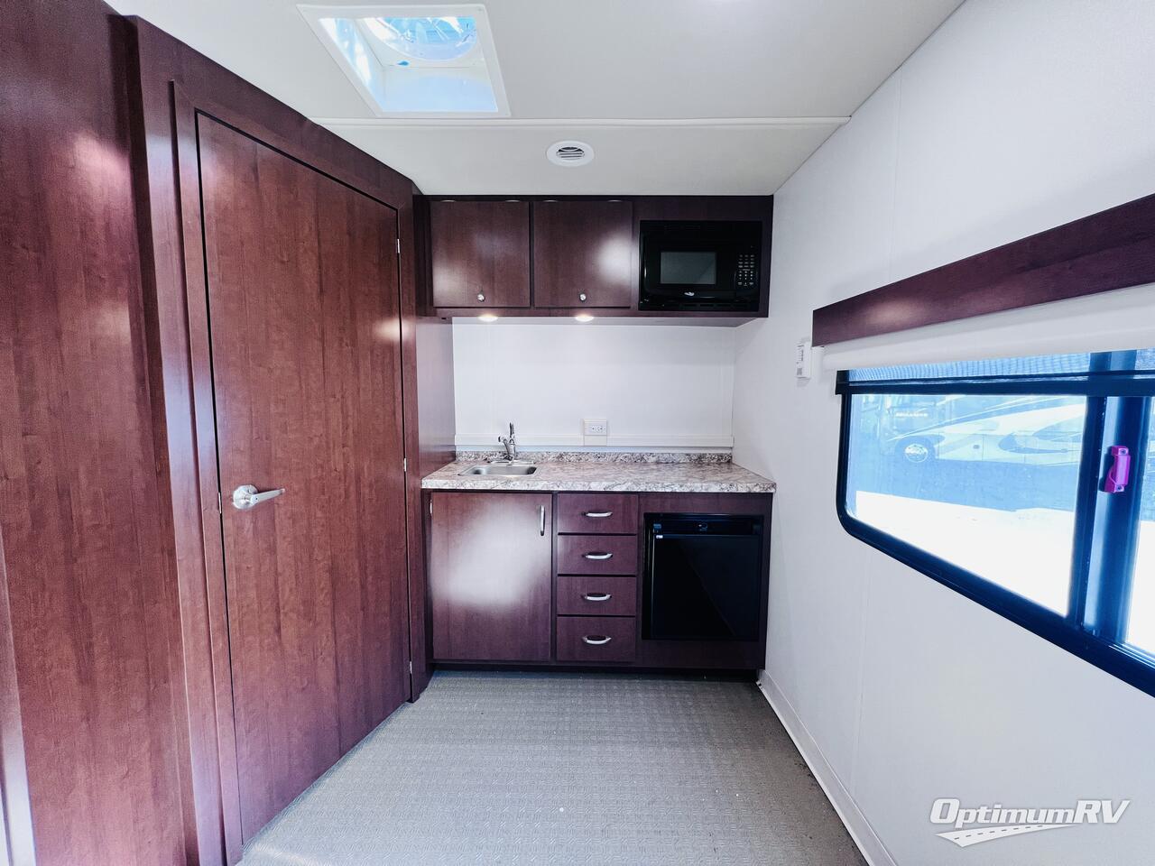 2013 Winnebago Adventurer 37F Photo 16