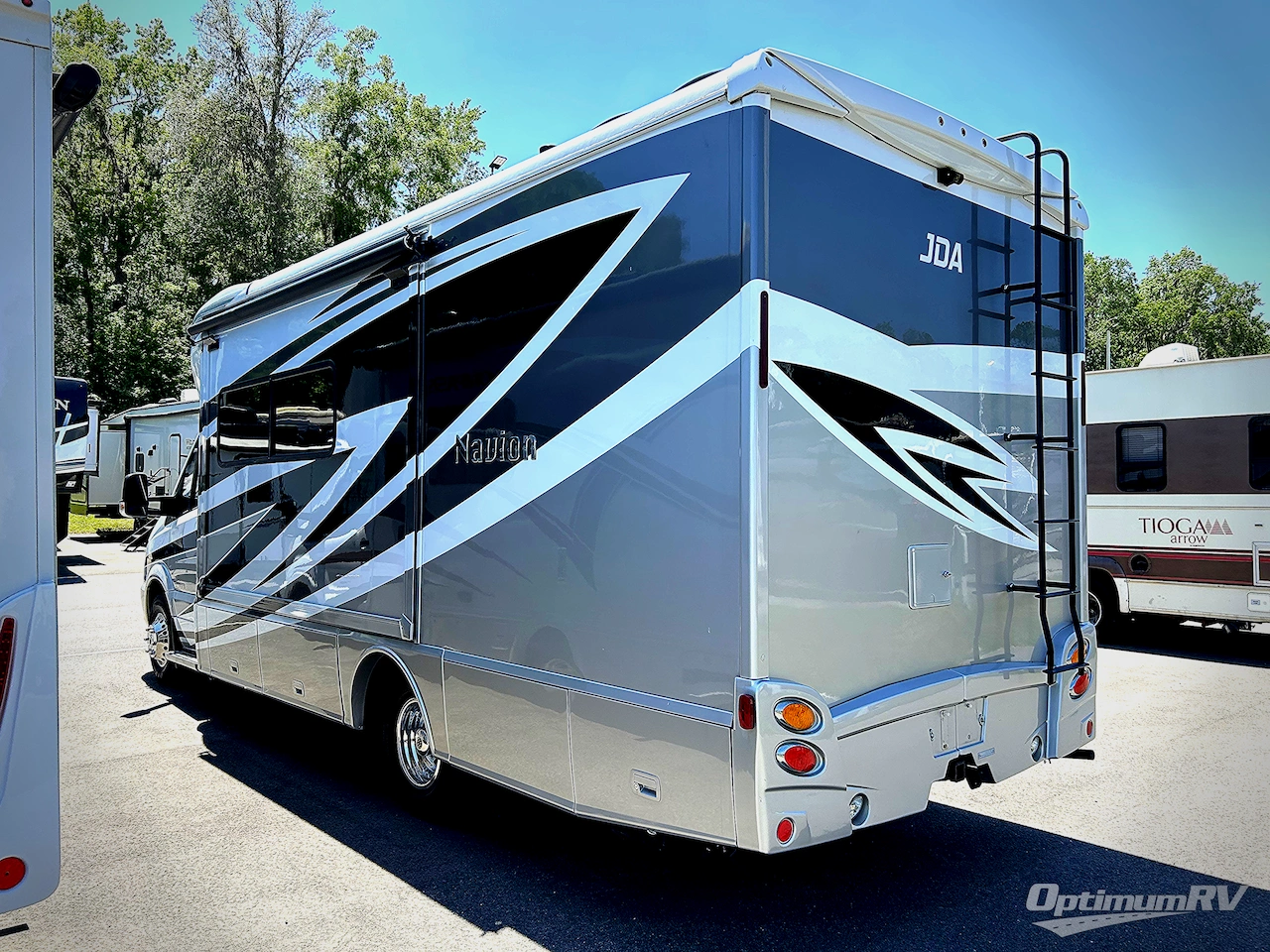 2016 Itasca Navion 24J Photo 3
