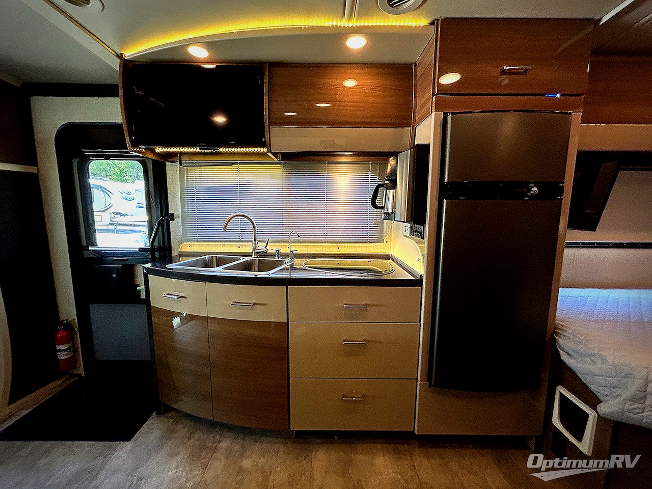 2016 Itasca Navion 24J Photo 9