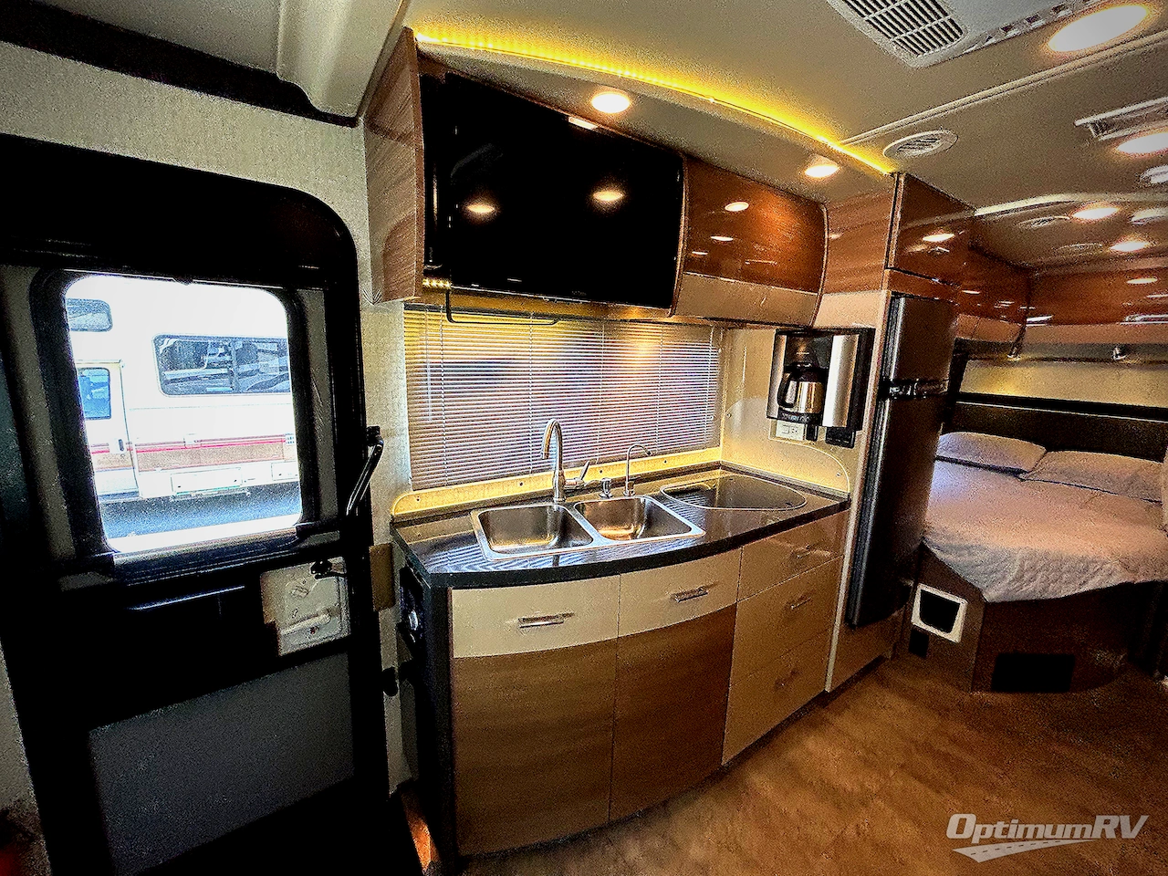 2016 Itasca Navion 24J Photo 10