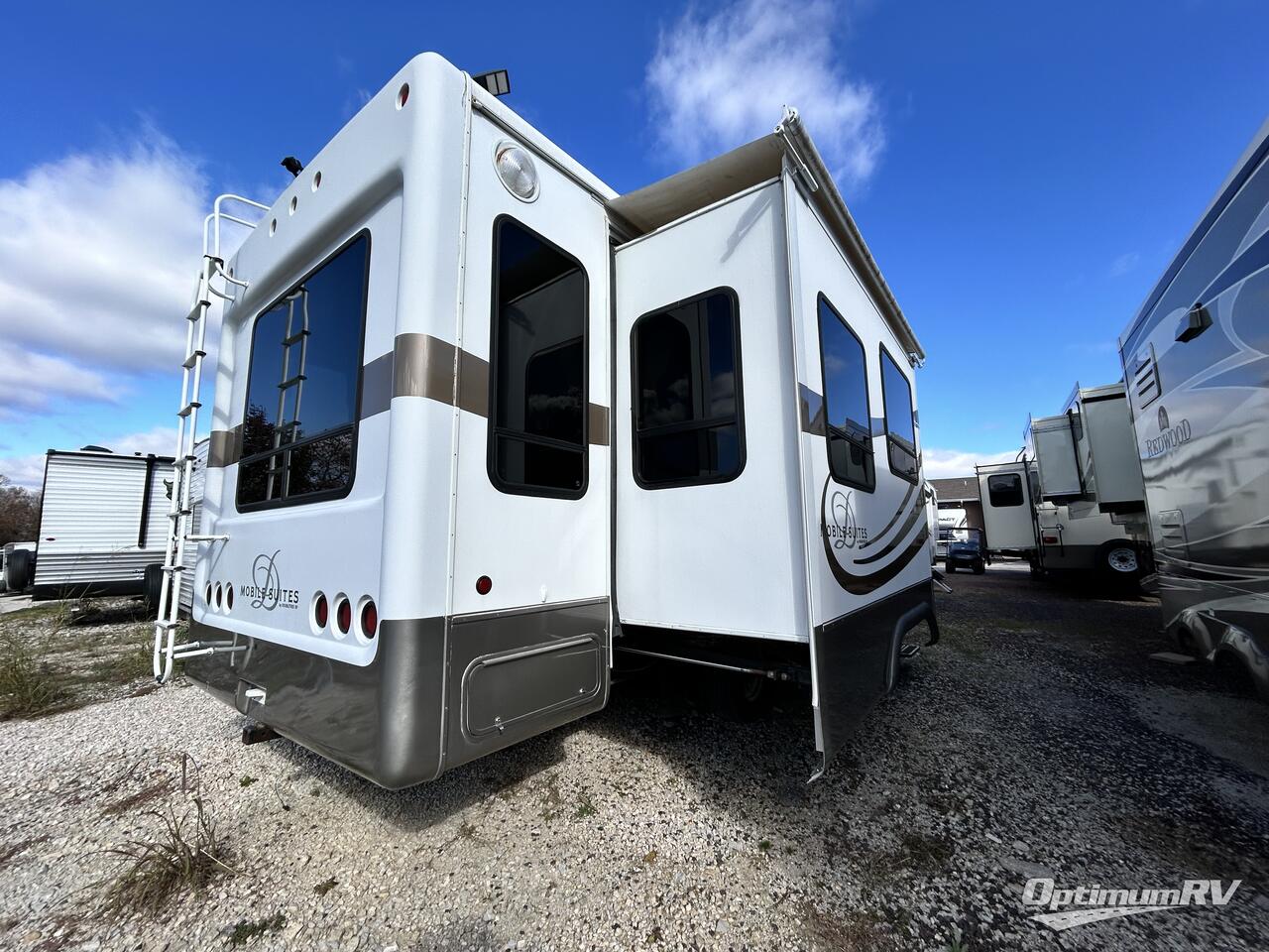 2005 DRV Luxury Suites Mobile Suites 33RS3 Photo 2