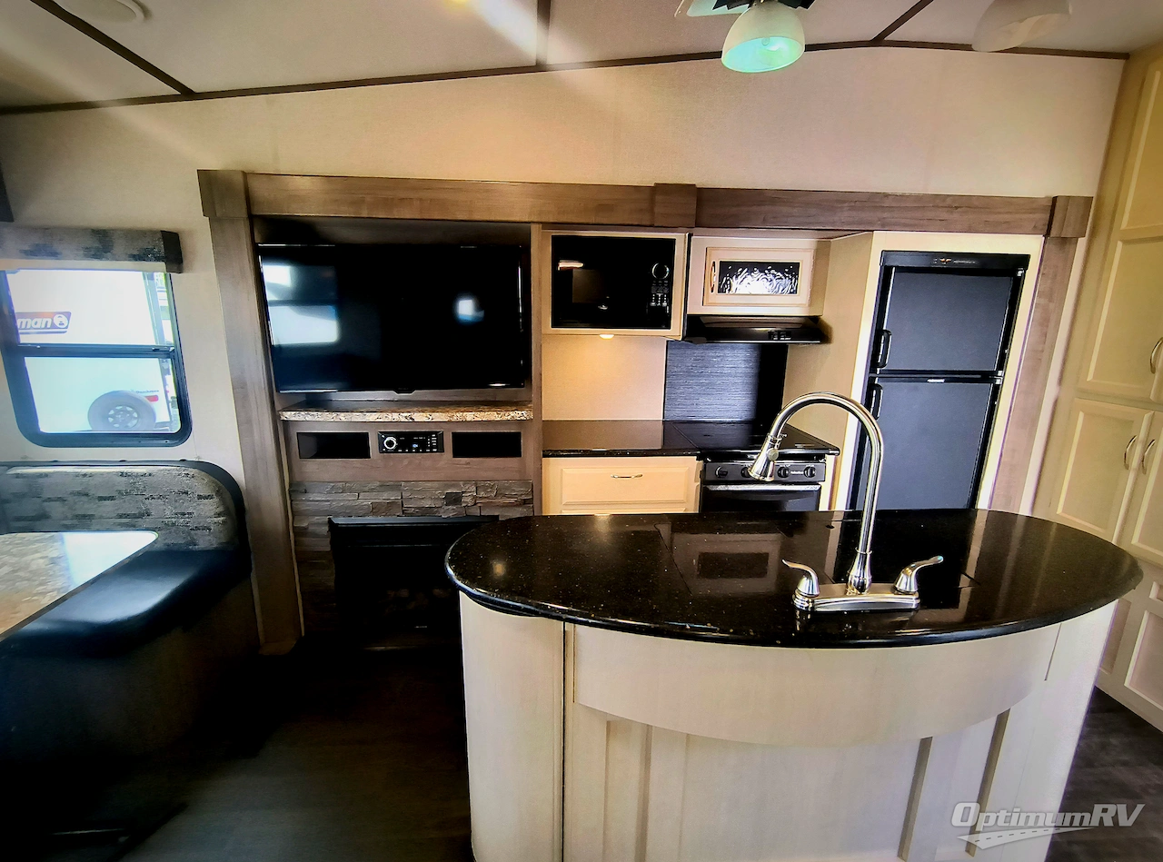 2019 Winnebago Towables Minnie Plus 30RLSS Photo 8