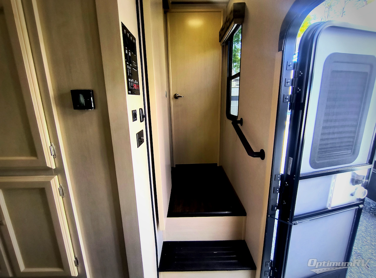 2019 Winnebago Towables Minnie Plus 30RLSS Photo 12