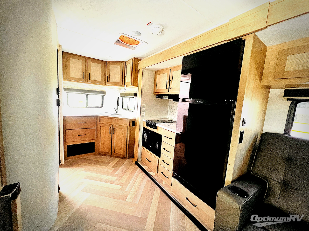 2025 Ember E-Series 22MLQ Photo 8