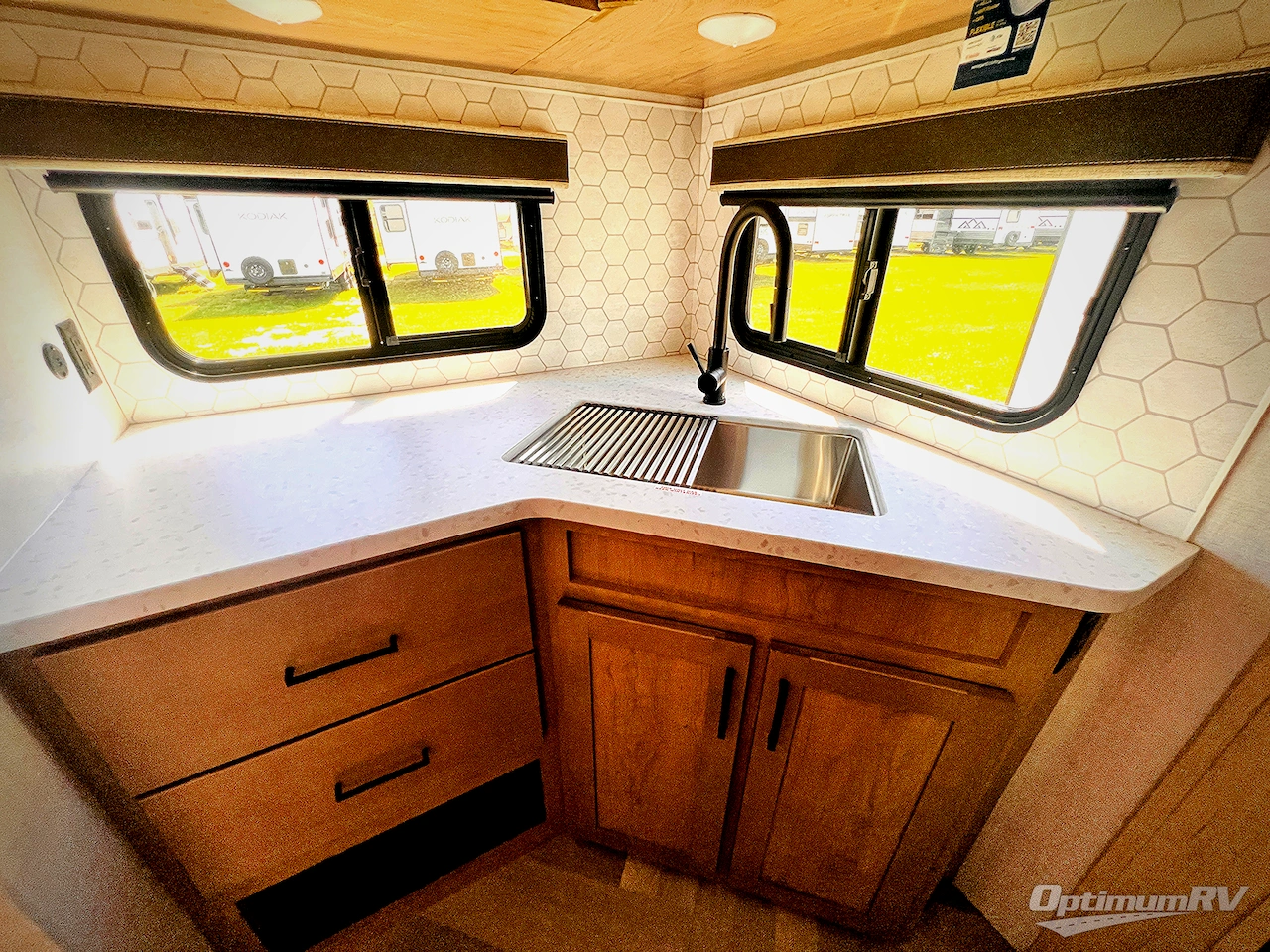 2025 Ember E-Series 22MLQ Photo 9