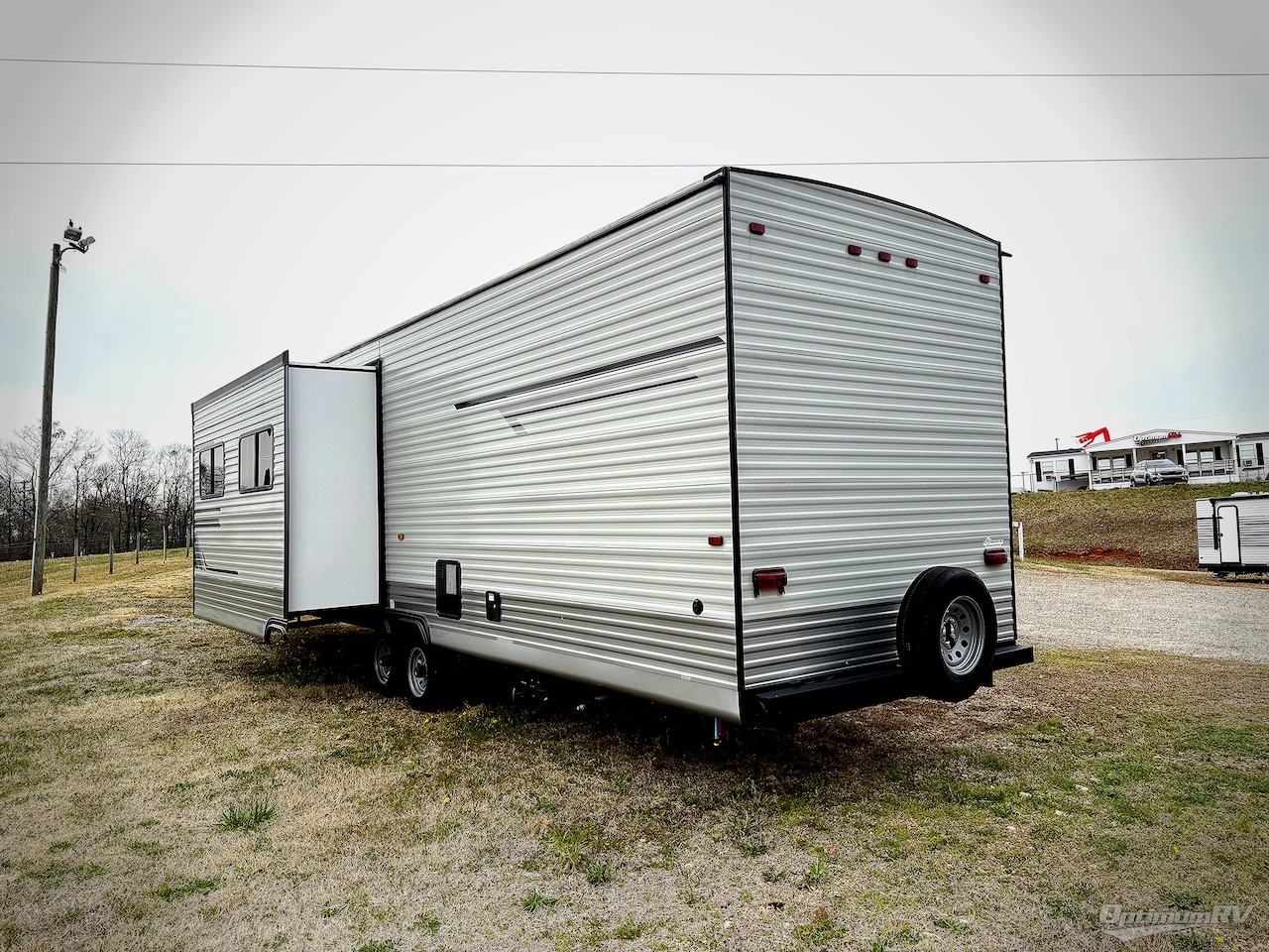 2025 HL Enterprise Hy-Line 38 Premier Photo 3