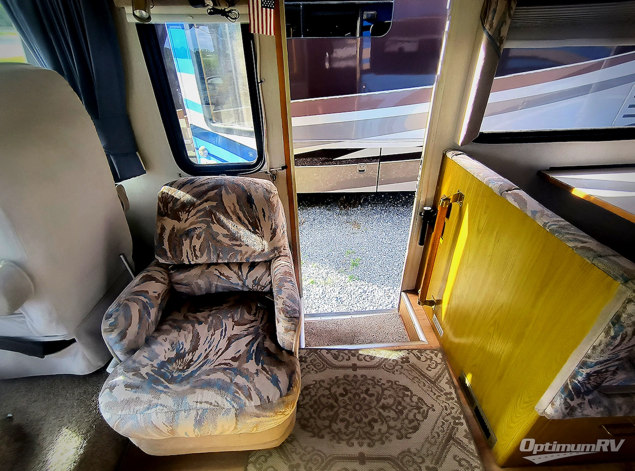 1993 Fleetwood Coronado 30H Photo 6