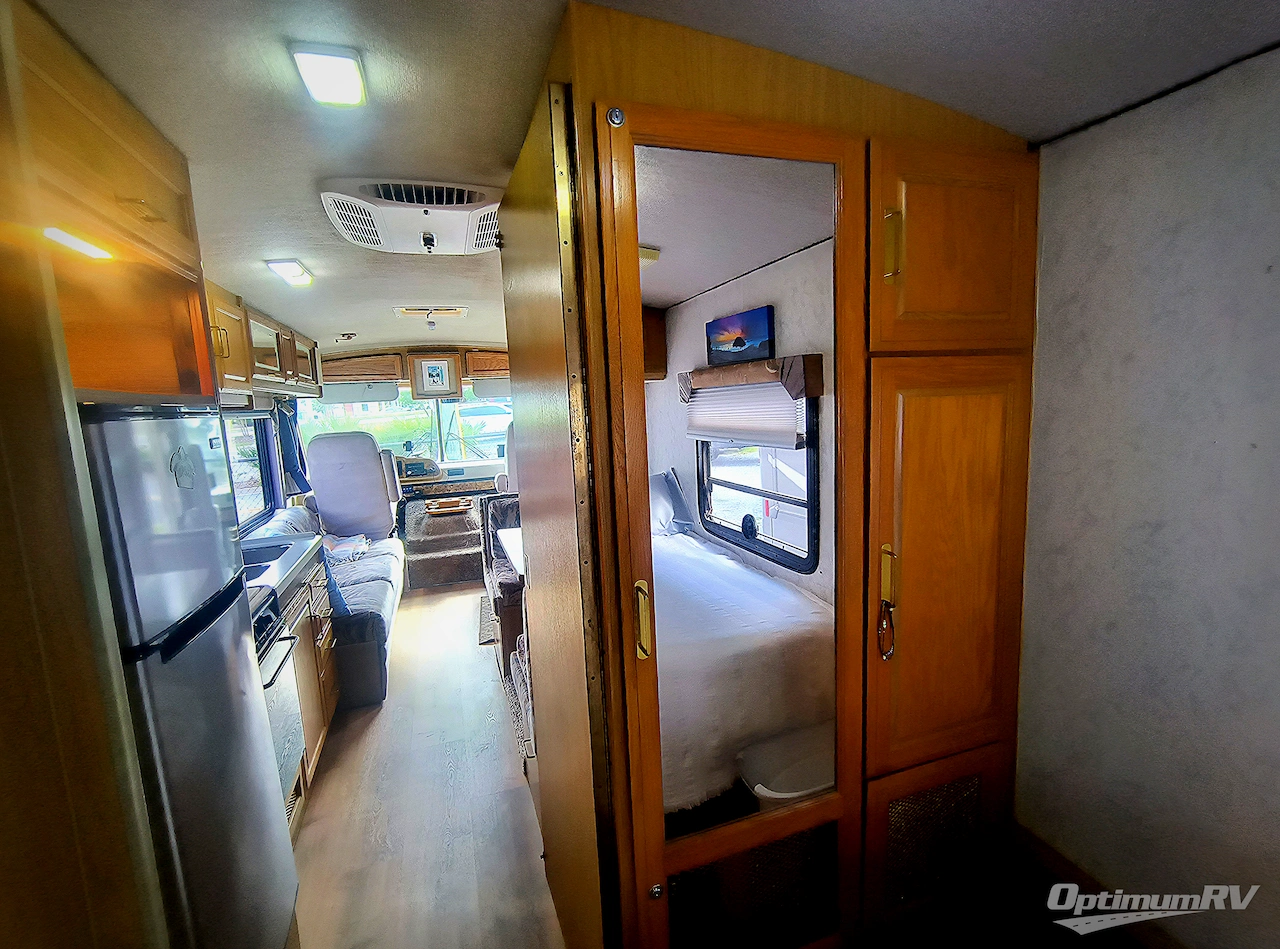 1993 Fleetwood Coronado 30H Photo 14