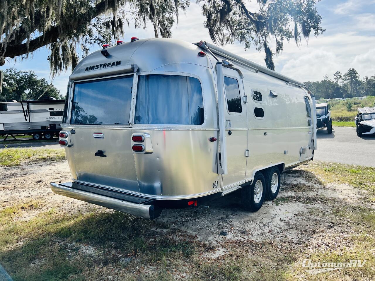 2020 Airstream International Signature 25FB Twin Photo 2