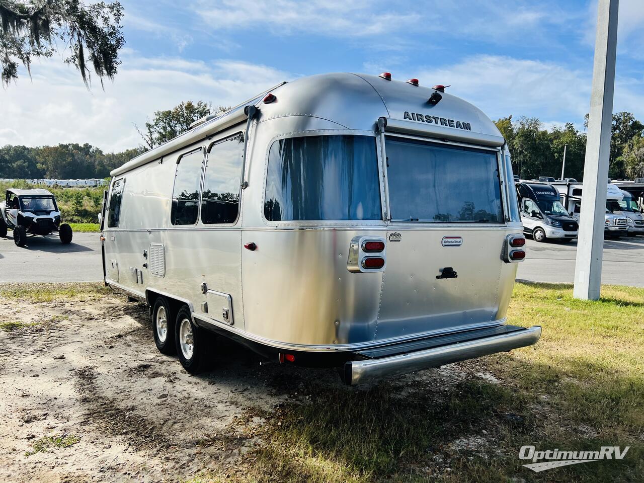 2020 Airstream International Signature 25FB Twin Photo 3