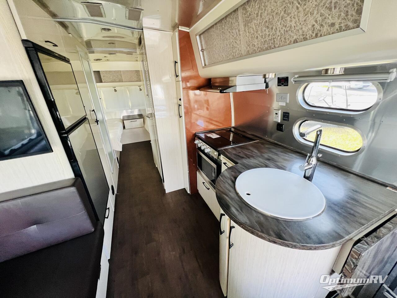 2020 Airstream International Signature 25FB Twin Photo 6