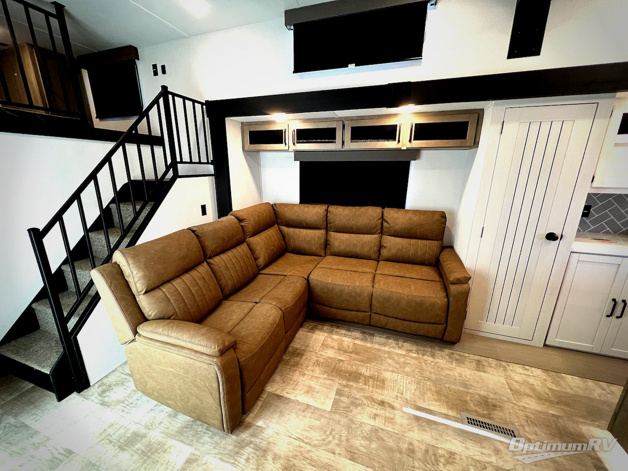2025 Palomino Puma Destination 420LFT Photo 4