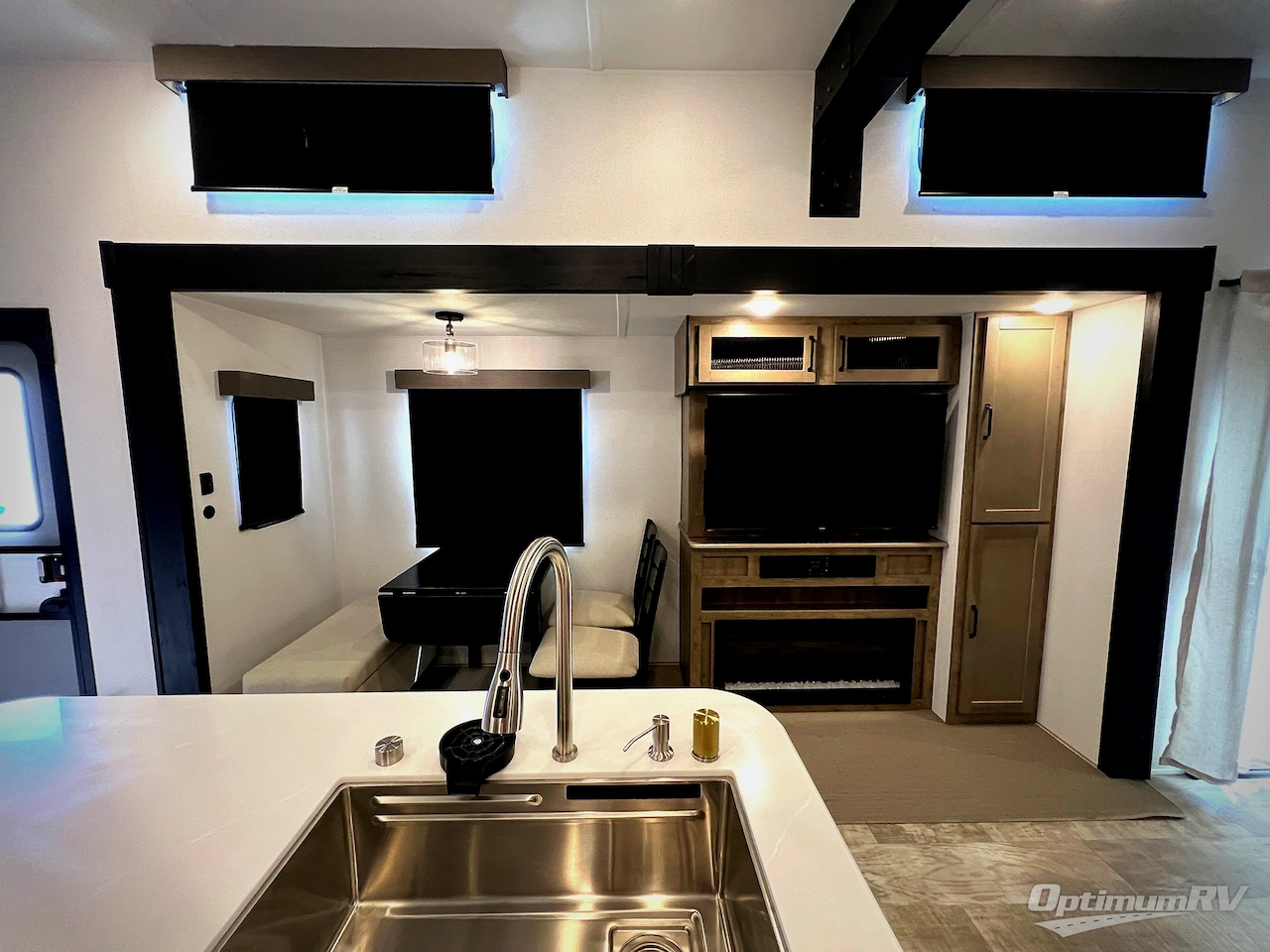 2025 Palomino Puma Destination 420LFT Photo 14