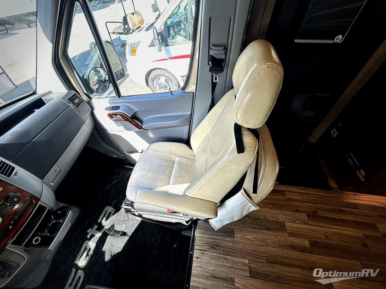 2016 Dynamax isata 3 24FW Photo 3