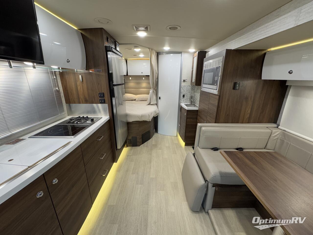 2020 Winnebago Navion 24J Photo 4