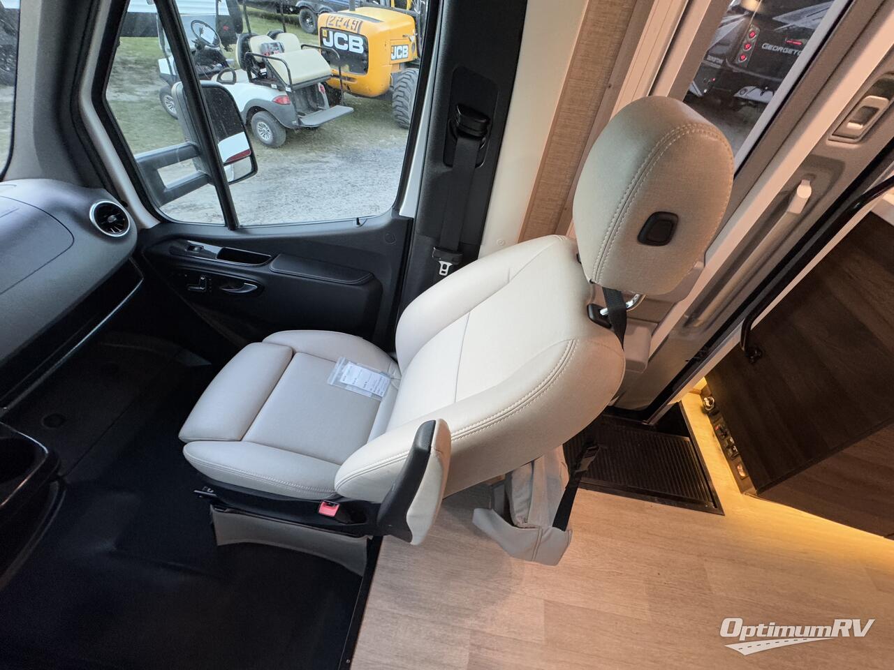 2020 Winnebago Navion 24J Photo 9