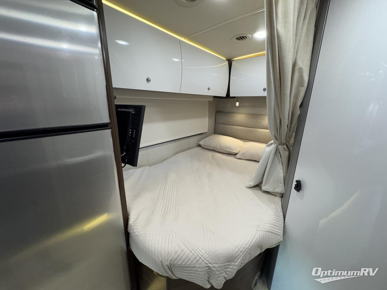 2020 Winnebago Navion 24J Photo 14